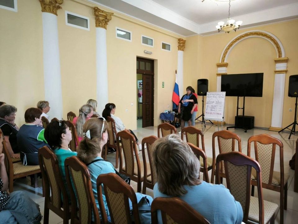 Вчера в Харцызском городском Дворце культуры прошёл мастер-класс по оказанию первой медицинской помощи от Донецкого Красного Креста, собравший всех желающих овладеть базовыми навыками спасения жизни в критических ситуациях Вчера в Харцызском городском Дворце культуры прошёл мастер-класс по оказанию первой медицинской помощи от Донецкого Красного Креста, собравший всех желающих овладеть базовыми навыками спасения жизни в критических ситуациях