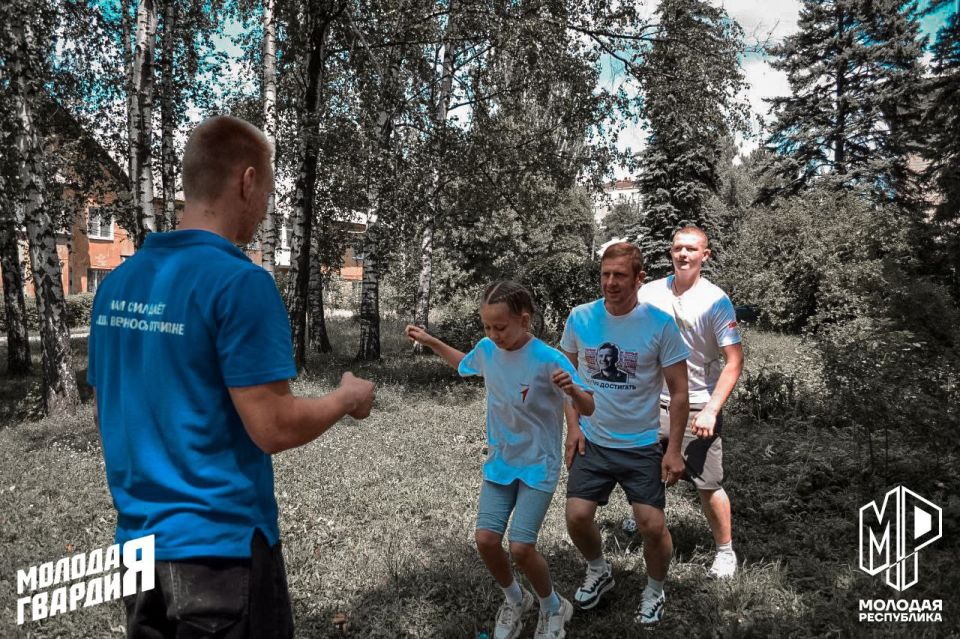 Проводим время вместе. Активисты Молодёжки Макеевки совместно с городской администрацией и Движением Первых организовали фестиваль, приуроченный ко Дню семьи, любви и верности Проводим время вместе. Активисты Молодёжки Макеевки совместно с городской администрацией и Движением Первых организовали фестиваль, приуроченный ко Дню семьи, любви и верности
