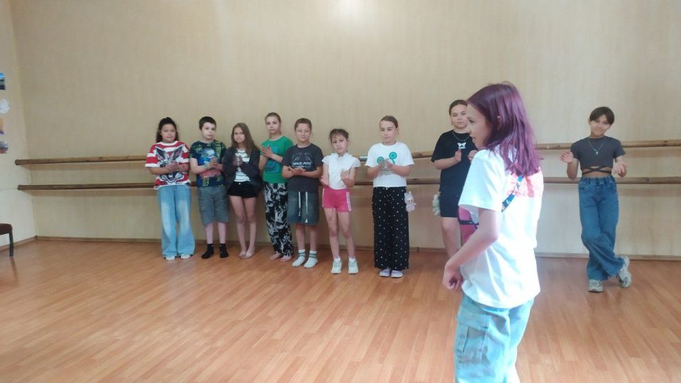 Танцевальный батл. В Углегорском центре культуры и досуга прошёл танцевальный батл «Я делаю шаг», участниками которого стали дети, а организатором выступила руководитель танцевального коллектива «Смайл денс» Анна Магдыч Танцевальный батл. В Углегорском центре культуры и досуга прошёл танцевальный батл «Я делаю шаг», участниками которого стали дети, а организатором выступила руководитель танцевального коллектива «Смайл денс» Анна Магдыч