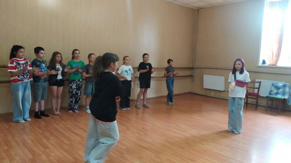 Танцевальный батл. В Углегорском центре культуры и досуга прошёл танцевальный батл «Я делаю шаг», участниками которого стали дети, а организатором выступила руководитель танцевального коллектива «Смайл денс» Анна Магдыч Танцевальный батл. В Углегорском центре культуры и досуга прошёл танцевальный батл «Я делаю шаг», участниками которого стали дети, а организатором выступила руководитель танцевального коллектива «Смайл денс» Анна Магдыч