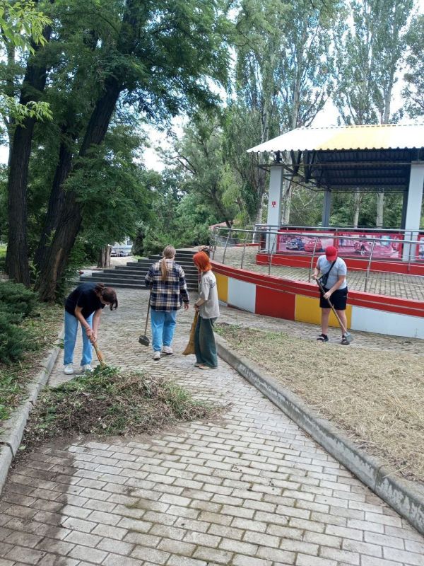 Юнармейцы Кононенко Денис и Кононенко Дарья местного отделения городского округа Торез, вместе с участниками движения первых провели субботник на территории Артленда Юнармейцы Кононенко Денис и Кононенко Дарья местного отделения городского округа Торез, вместе с участниками движения первых провели субботник на территории Артленда