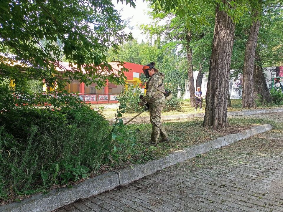 Юнармейцы Кононенко Денис и Кононенко Дарья местного отделения городского округа Торез, вместе с участниками движения первых провели субботник на территории Артленда Юнармейцы Кононенко Денис и Кононенко Дарья местного отделения городского округа Торез, вместе с участниками движения первых провели субботник на территории Артленда