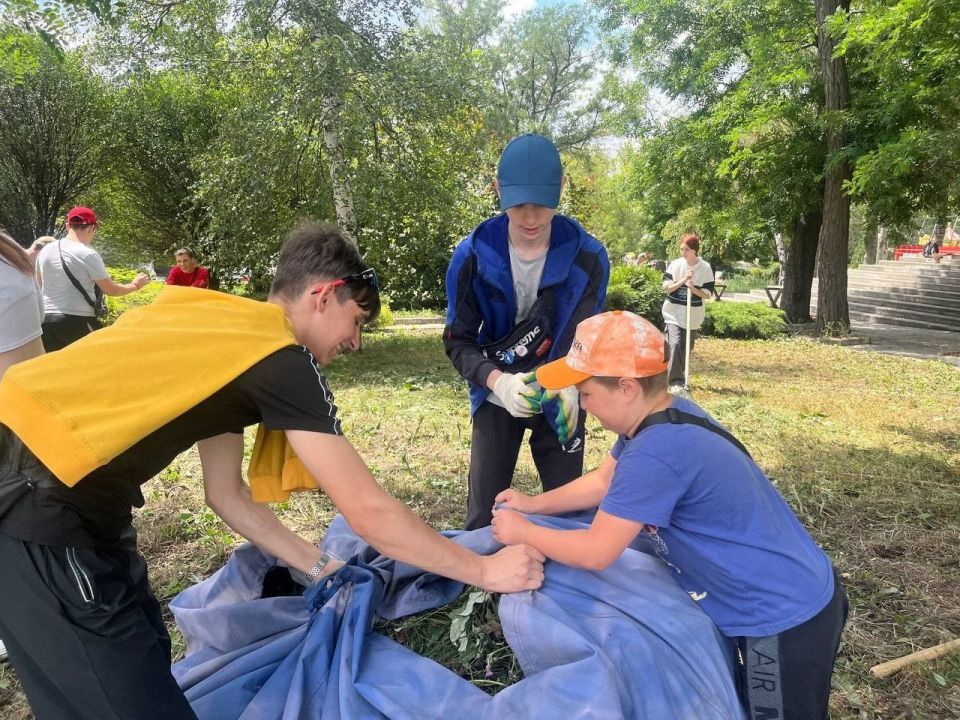 Юнармейцы Кононенко Денис и Кононенко Дарья местного отделения городского округа Торез, вместе с участниками движения первых провели субботник на территории Артленда Юнармейцы Кононенко Денис и Кононенко Дарья местного отделения городского округа Торез, вместе с участниками движения первых провели субботник на территории Артленда