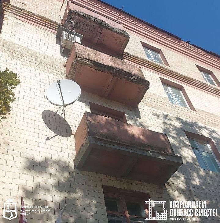 В центре Амвросиевки Приамурье продолжает обновление фасадов домов В центре Амвросиевки Приамурье продолжает обновление фасадов домов