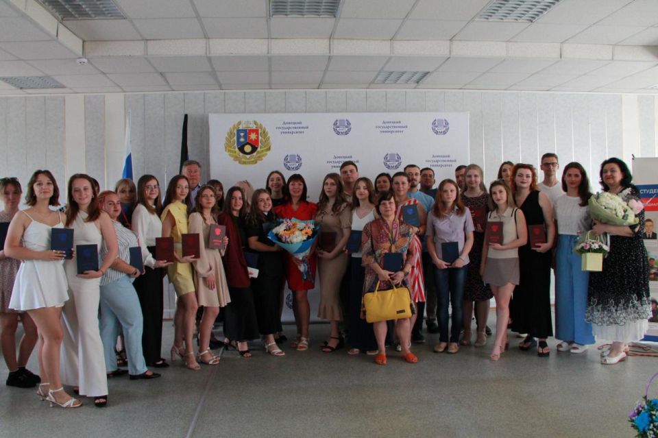 4 июля в торжественной обстановке прошла церемония вручения дипломов выпускникам кафедры высшей математики и методики преподавания математики 4 июля в торжественной обстановке прошла церемония вручения дипломов выпускникам кафедры высшей математики и методики преподавания математики