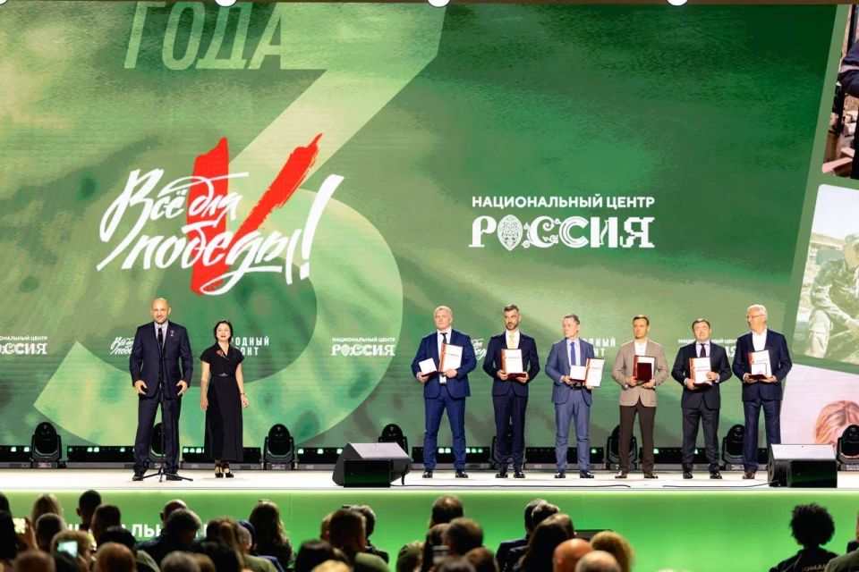 Форум «Народный фронт. Всё для Победы!» — сцена подвига, благодарности и единства Форум «Народный фронт. Всё для Победы!» — сцена подвига, благодарности и единства