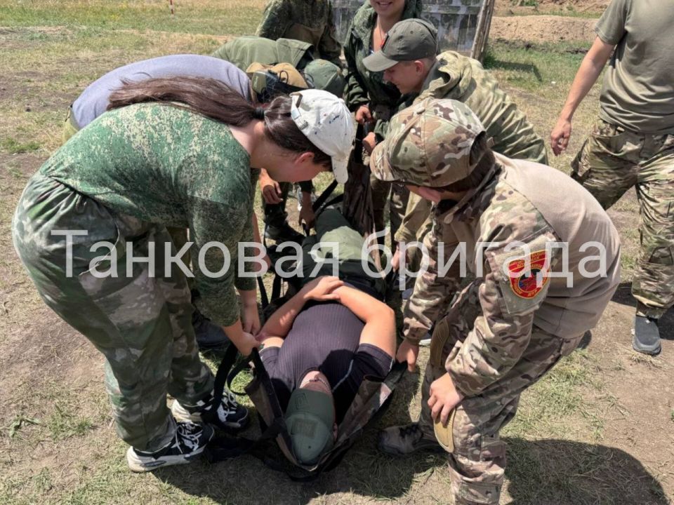 Автоматы, гранаты и полевая кухня: Как мариупольские юнармейцы постигали азы военного дела Автоматы, гранаты и полевая кухня: Как мариупольские юнармейцы постигали азы военного дела