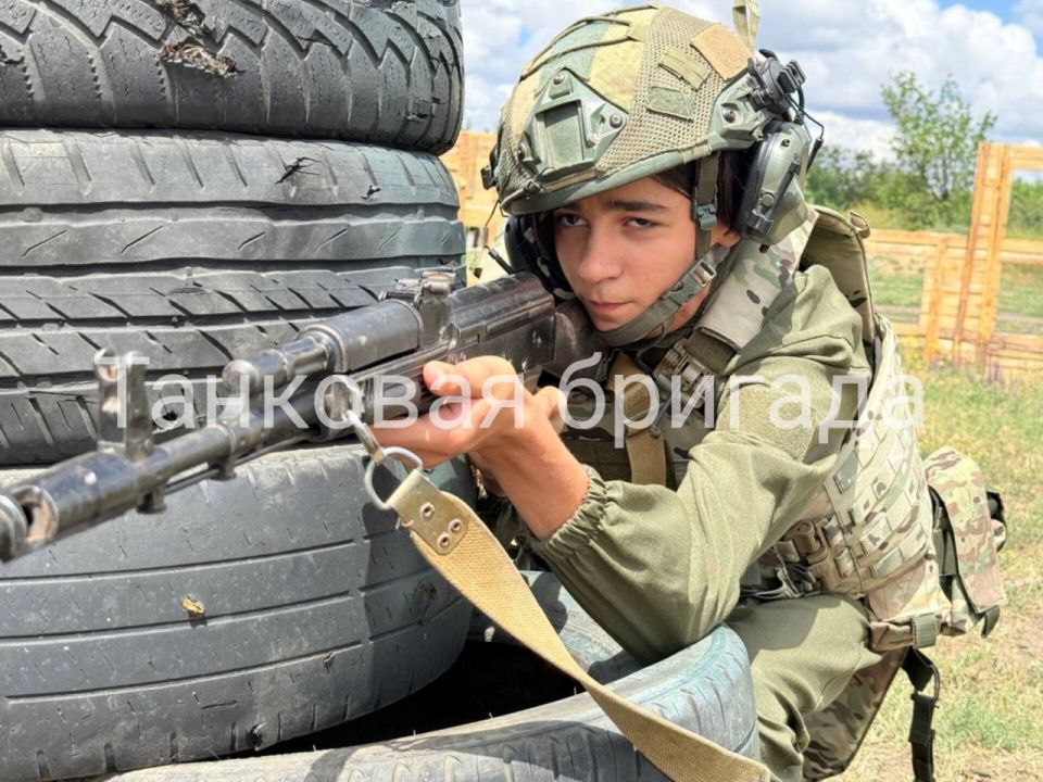 Автоматы, гранаты и полевая кухня: Как мариупольские юнармейцы постигали азы военного дела Автоматы, гранаты и полевая кухня: Как мариупольские юнармейцы постигали азы военного дела