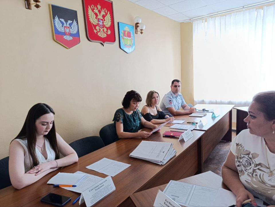 Сегодня в администрации Амвросиевского муниципального округа прошло очередное заседание комиссии по делам несовершеннолетних и защите их прав под председательством заместителя главы администрации Амвросиевского... Сегодня в администрации Амвросиевского муниципального округа прошло очередное заседание комиссии по делам несовершеннолетних и защите их прав под председательством заместителя главы администрации Амвросиевского...