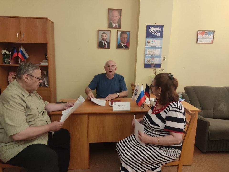 Иван Адамец: В общественной приёмной партии «Единая Россия» Куйбышевского района состоялся приём граждан, который провёл депутат Народного Совета ДНР Александр Куренков Иван Адамец: В общественной приёмной партии «Единая Россия» Куйбышевского района состоялся приём граждан, который провёл депутат Народного Совета ДНР Александр Куренков