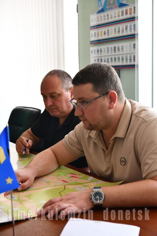По поручению Главы Донецкой Народной Республики Дениса Владимировича Пушилина, провёл встречу с Министром спорта и туризма ДНР Юрием Мартыновым, в ходе которой обсудили вопросы строительства спортивных объектов на территории... По поручению Главы Донецкой Народной Республики Дениса Владимировича Пушилина, провёл встречу с Министром спорта и туризма ДНР Юрием Мартыновым, в ходе которой обсудили вопросы строительства спортивных объектов на территории...
