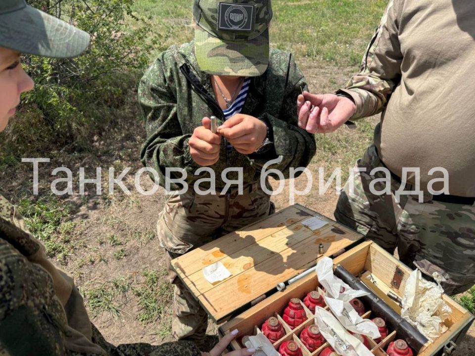 Автоматы, гранаты и полевая кухня: Как мариупольские юнармейцы постигали азы военного дела Автоматы, гранаты и полевая кухня: Как мариупольские юнармейцы постигали азы военного дела