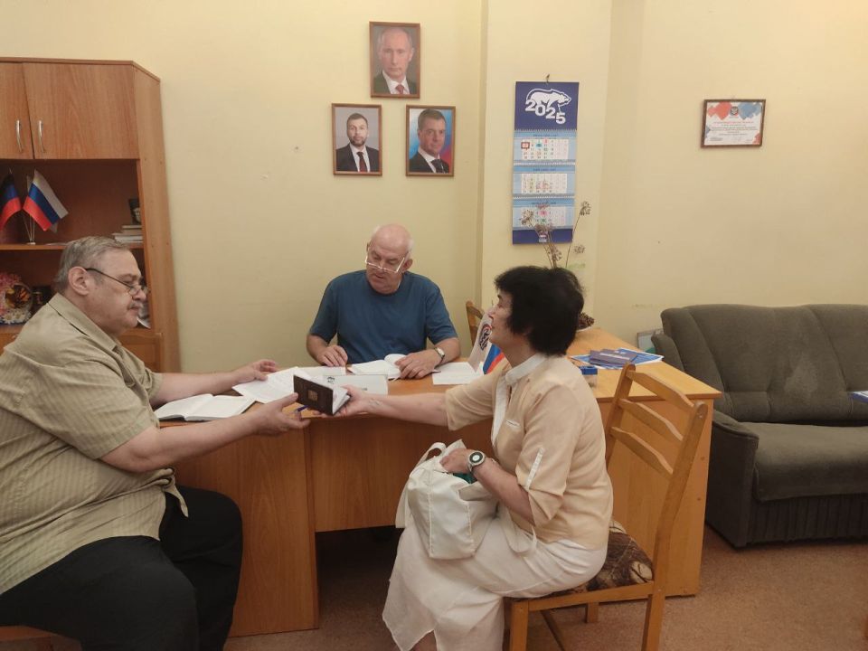 Иван Адамец: В общественной приёмной партии «Единая Россия» Куйбышевского района состоялся приём граждан, который провёл депутат Народного Совета ДНР Александр Куренков Иван Адамец: В общественной приёмной партии «Единая Россия» Куйбышевского района состоялся приём граждан, который провёл депутат Народного Совета ДНР Александр Куренков