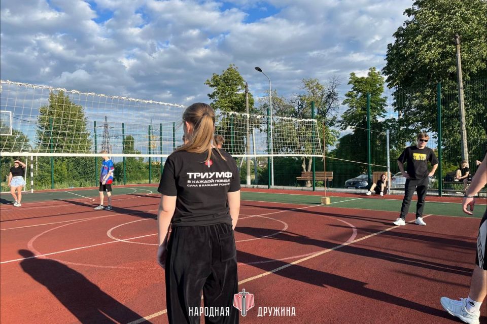 На волне волейбола!. Активисты Волновахского штаба Народной Дружины в рамках проекта «Старший брат» провели совместную тренировку по волейболу с местной молодёжью На волне волейбола!. Активисты Волновахского штаба Народной Дружины в рамках проекта «Старший брат» провели совместную тренировку по волейболу с местной молодёжью