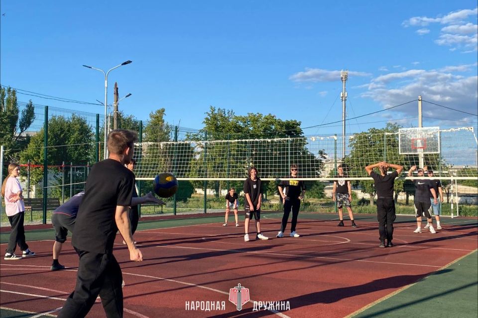 На волне волейбола!. Активисты Волновахского штаба Народной Дружины в рамках проекта «Старший брат» провели совместную тренировку по волейболу с местной молодёжью На волне волейбола!. Активисты Волновахского штаба Народной Дружины в рамках проекта «Старший брат» провели совместную тренировку по волейболу с местной молодёжью