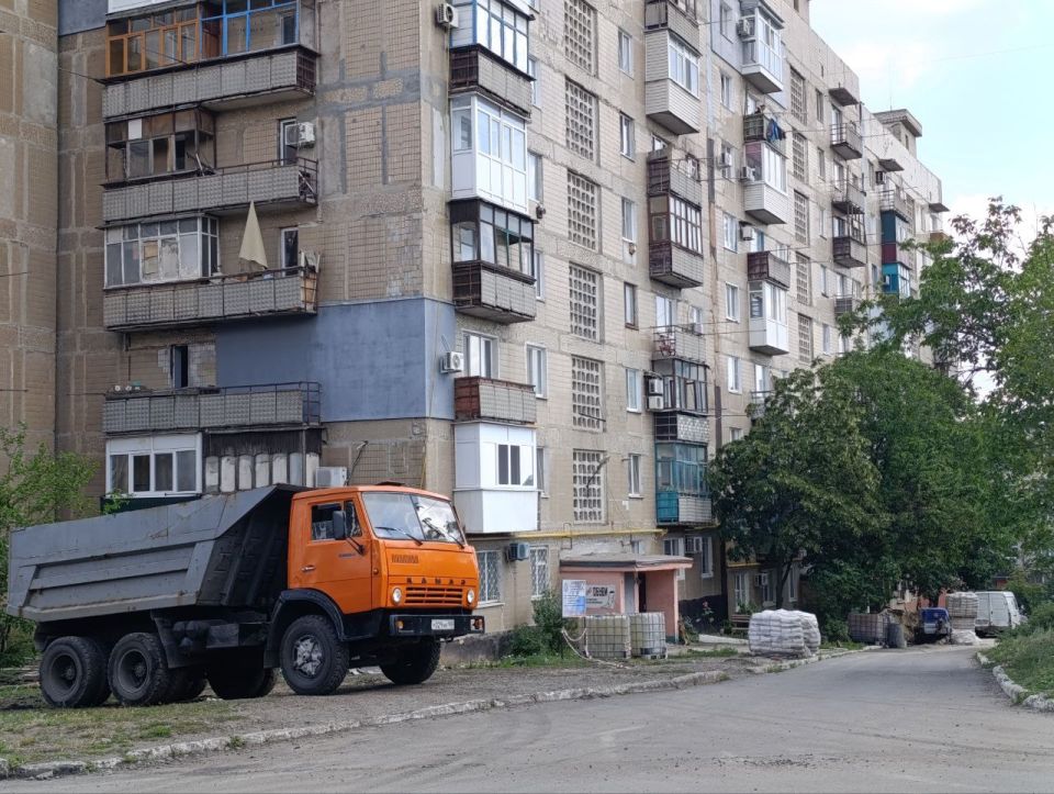 В Снежном продолжается капитальный ремонт крыши жилого дома №80 на улице Карапетяна В Снежном продолжается капитальный ремонт крыши жилого дома №80 на улице Карапетяна