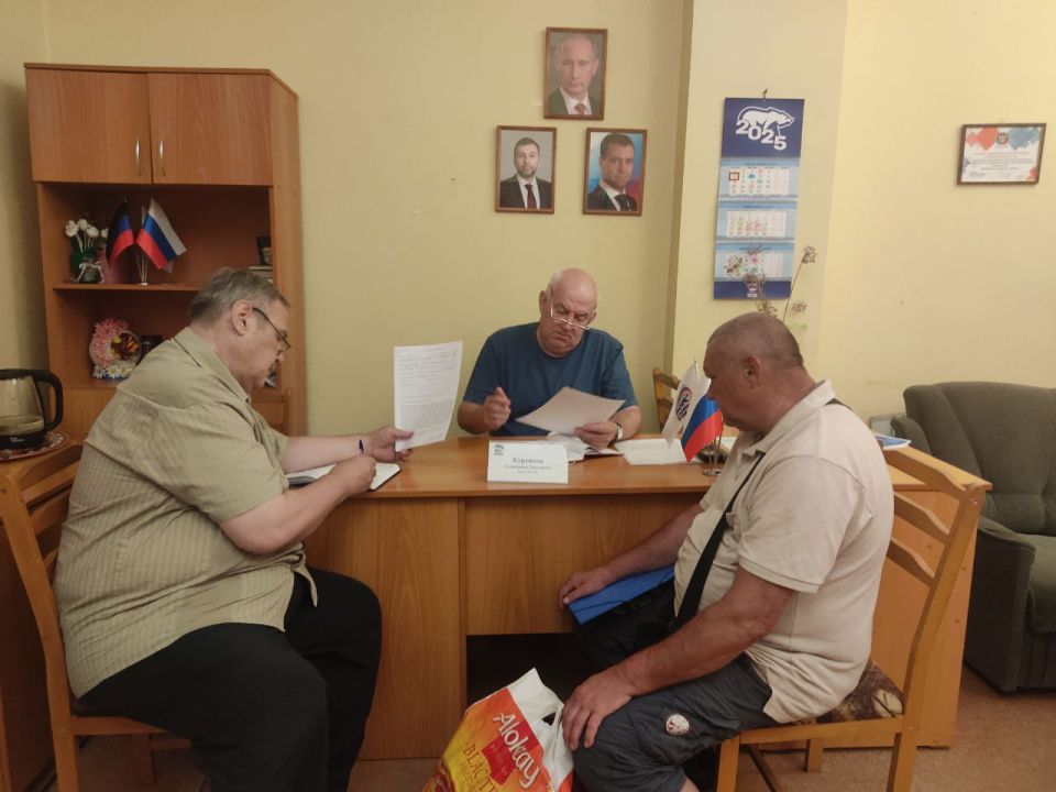 Иван Адамец: В общественной приёмной партии «Единая Россия» Куйбышевского района состоялся приём граждан, который провёл депутат Народного Совета ДНР Александр Куренков Иван Адамец: В общественной приёмной партии «Единая Россия» Куйбышевского района состоялся приём граждан, который провёл депутат Народного Совета ДНР Александр Куренков
