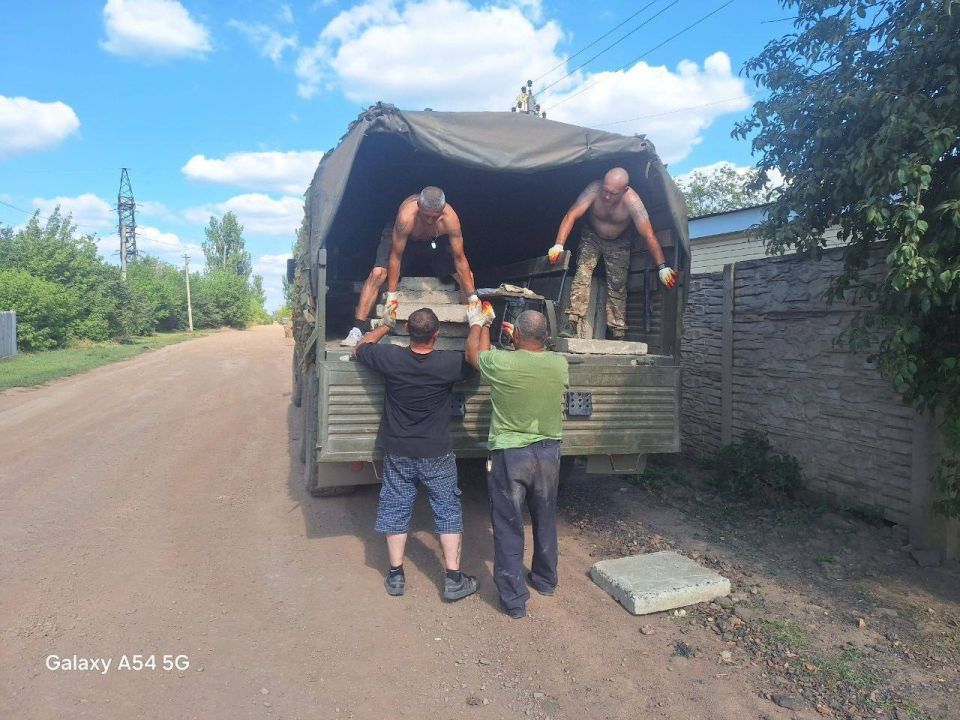 ВОЗРОДИМ ДОНБАСС ВМЕСТЕ!. В рамках взаимодействия администрации городского округа Иловайск с религиозными организациями оказана помощь в виде 60 бетонных плит для благоустройства дорожек храма настоятелю Свято-Вознесенского... ВОЗРОДИМ ДОНБАСС ВМЕСТЕ!. В рамках взаимодействия администрации городского округа Иловайск с религиозными организациями оказана помощь в виде 60 бетонных плит для благоустройства дорожек храма настоятелю Свято-Вознесенского...