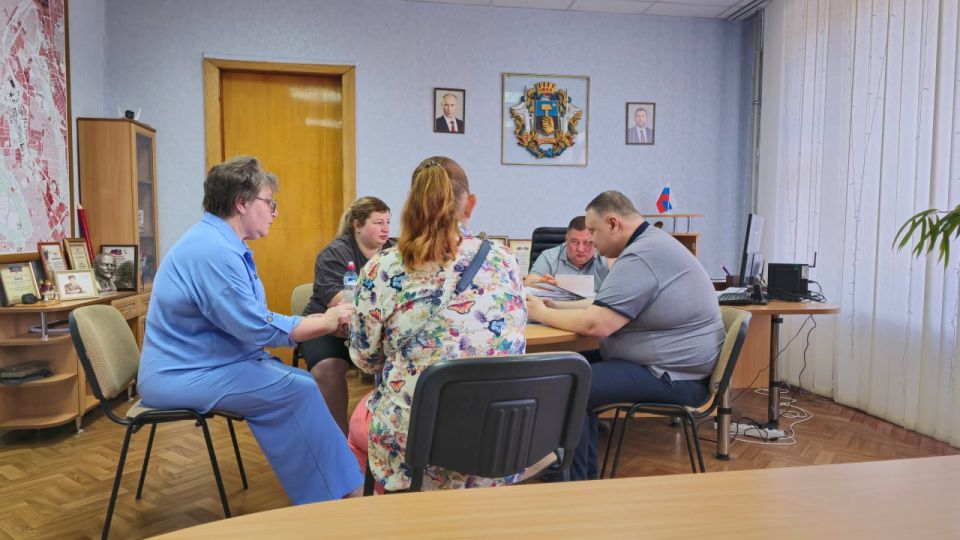 В понедельник, 7 июля, руководитель Управы Куйбышевского внутригородского района Администрации городского округа Донецк Иван Адамец провел прием граждан В понедельник, 7 июля, руководитель Управы Куйбышевского внутригородского района Администрации городского округа Донецк Иван Адамец провел прием граждан