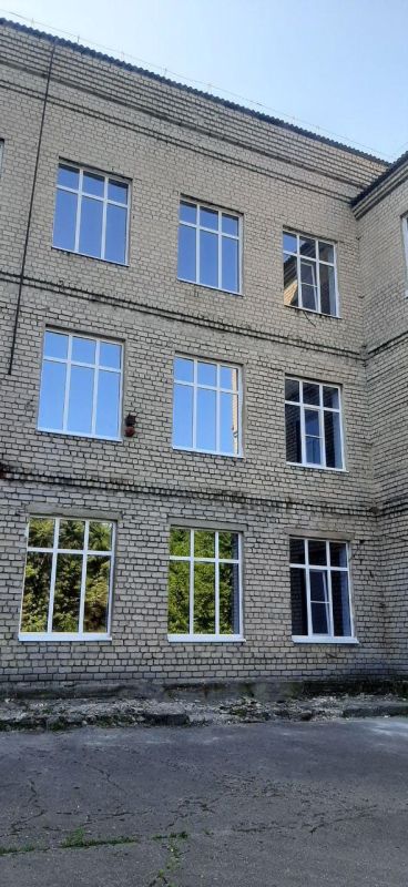 Приморский край отремонтировал школу №24 в Торезе! Новые окна, 250 м пола, обновлённые музей и санузлы — 5 помещений готовы к учёбе Приморский край отремонтировал школу №24 в Торезе! Новые окна, 250 м пола, обновлённые музей и санузлы — 5 помещений готовы к учёбе