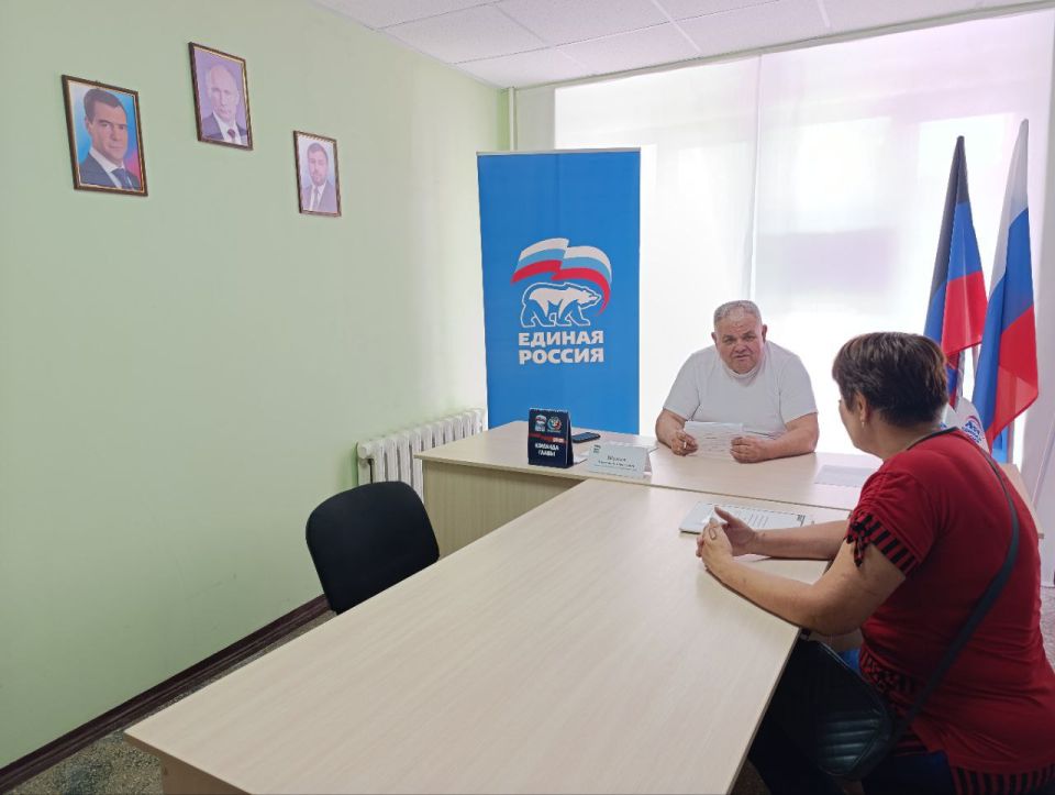 В общественной приёмной Амвросиевского местного отделения Всероссийской политической партии «Единая Россия» председатель Амвросиевского муниципального совета Александр Шульга провёл личный прием граждан В общественной приёмной Амвросиевского местного отделения Всероссийской политической партии «Единая Россия» председатель Амвросиевского муниципального совета Александр Шульга провёл личный прием граждан