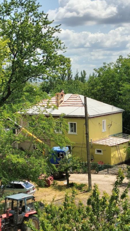 В посёлке Новолуганское продолжаются работы по ремонту кровель, инициированные подрядными организациями под руководством шефа региона Чукотским автономным округом В посёлке Новолуганское продолжаются работы по ремонту кровель, инициированные подрядными организациями под руководством шефа региона Чукотским автономным округом