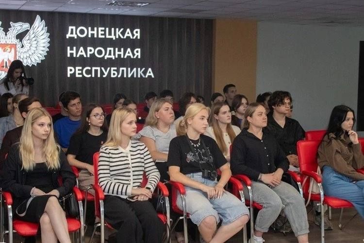 Встретилась с молодежью и проверила восстановление объектов: депутат Госдумы Яна Лантратова посетила ДНР Встретилась с молодежью и проверила восстановление объектов: депутат Госдумы Яна Лантратова посетила ДНР