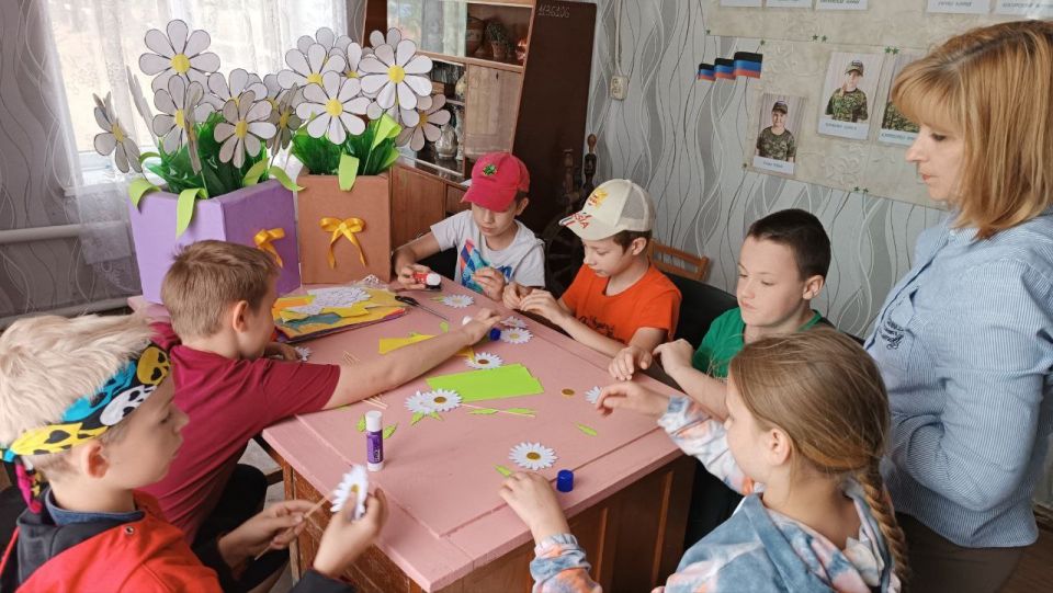 В Старобешевском округе прошла акция «Подари ромашку» В Старобешевском округе прошла акция «Подари ромашку»