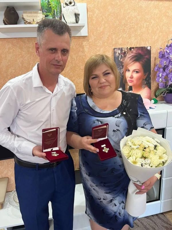 Виктория Жукова: В преддверии Дня семьи, любви и верности Глава ДНР Денис Пушилин вручил награды родителям, воспитывающим пятерых и более детей Виктория Жукова: В преддверии Дня семьи, любви и верности Глава ДНР Денис Пушилин вручил награды родителям, воспитывающим пятерых и более детей