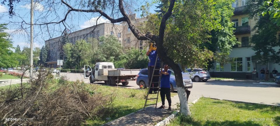 Сергей Желновач: 7 июля на территории городского округа Дебальцево силами аварийной бригады шефа-региона Хабаровского края на Центральной площади были выполнены работы по санитарной обрезке аварийных и сухостойных... Сергей Желновач: 7 июля на территории городского округа Дебальцево силами аварийной бригады шефа-региона Хабаровского края на Центральной площади были выполнены работы по санитарной обрезке аварийных и сухостойных...