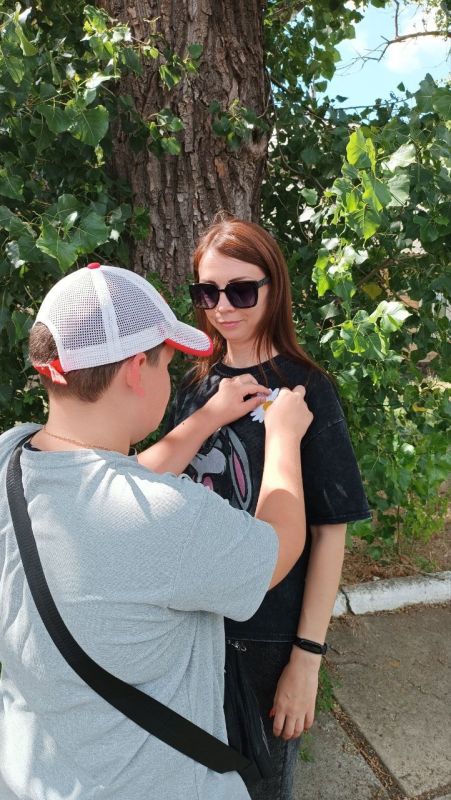 Николай Михайлов: В Старобешевском округе прошла акция «Подари ромашку» Николай Михайлов: В Старобешевском округе прошла акция «Подари ромашку»