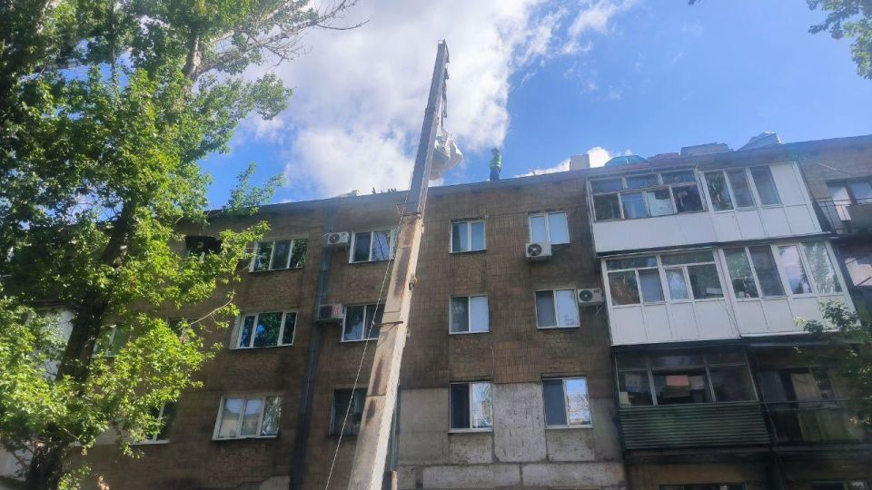 Подрядчики Нижегородской области продолжают ремонт кровель многоквартирных домов в Харцызске Подрядчики Нижегородской области продолжают ремонт кровель многоквартирных домов в Харцызске