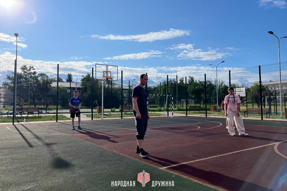 На волне волейбола!. Активисты Волновахского штаба Народной Дружины в рамках проекта «Старший брат» провели совместную тренировку по волейболу с местной молодёжью На волне волейбола!. Активисты Волновахского штаба Народной Дружины в рамках проекта «Старший брат» провели совместную тренировку по волейболу с местной молодёжью