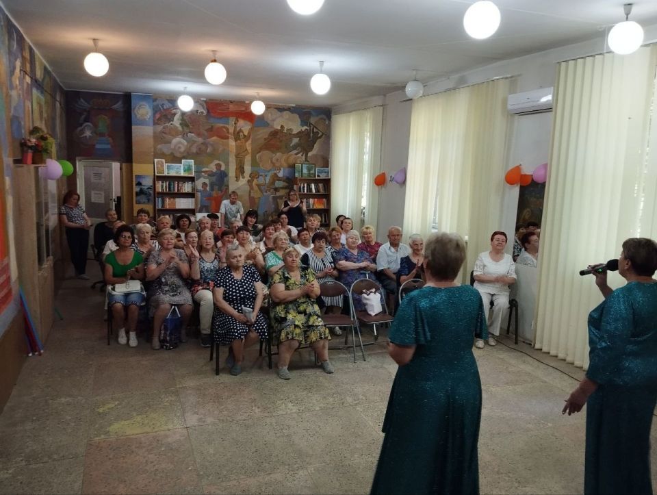 Сегодня, 07.07.2025 ГБУСО "Центр социального обслуживания населения" принимал в своих стенах, уже полюбившуюся вокальную группу "ДК- студио" МБУ "Мироновский поселковый Дворец культуры" с концертной программой, посвящённой... Сегодня, 07.07.2025 ГБУСО "Центр социального обслуживания населения" принимал в своих стенах, уже полюбившуюся вокальную группу "ДК- студио" МБУ "Мироновский поселковый Дворец культуры" с концертной программой, посвящённой...