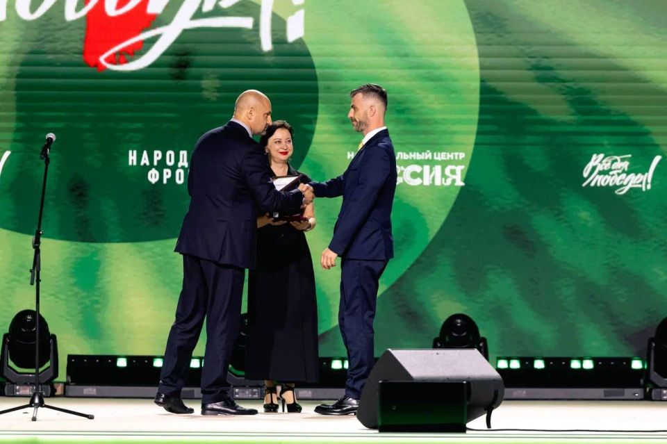 Форум «Народный фронт. Всё для Победы!» — сцена подвига, благодарности и единства Форум «Народный фронт. Всё для Победы!» — сцена подвига, благодарности и единства
