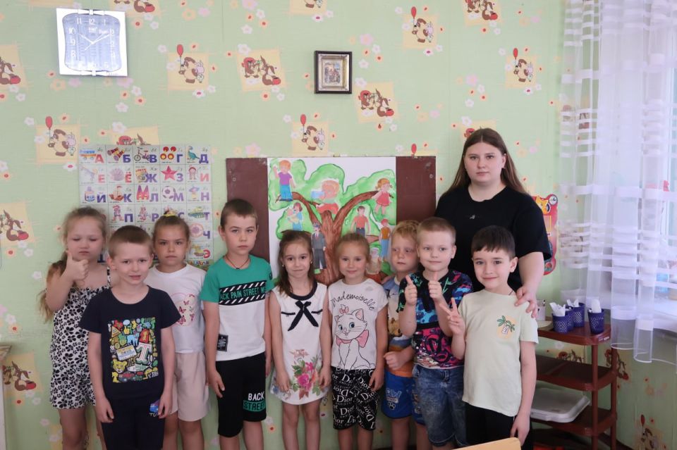 8 июля, в детской библиотеке им. Л.И. Глебова, в рамках проектов «Крепкая семья» и «Яркое детство», для воспитанников ГКДОУ «Детский сад № 110 г.о. Макеевка» состоялось игровое мероприятие, приуроченное ко Дню семьи любви и... 8 июля, в детской библиотеке им. Л.И. Глебова, в рамках проектов «Крепкая семья» и «Яркое детство», для воспитанников ГКДОУ «Детский сад № 110 г.о. Макеевка» состоялось игровое мероприятие, приуроченное ко Дню семьи любви и...