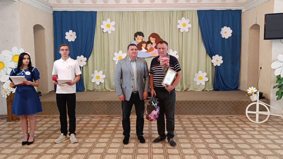 В Амвросиевке отметили День семьи, любви и верности В Амвросиевке отметили День семьи, любви и верности