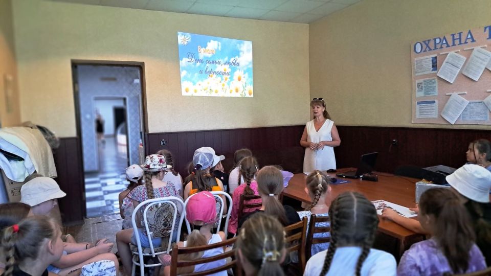 Виктория Жукова: 8 июля сотрудники библиотеки для юных воспитанников ЦДЮТ провели беседу «Мы - одна семья» Виктория Жукова: 8 июля сотрудники библиотеки для юных воспитанников ЦДЮТ провели беседу «Мы - одна семья»