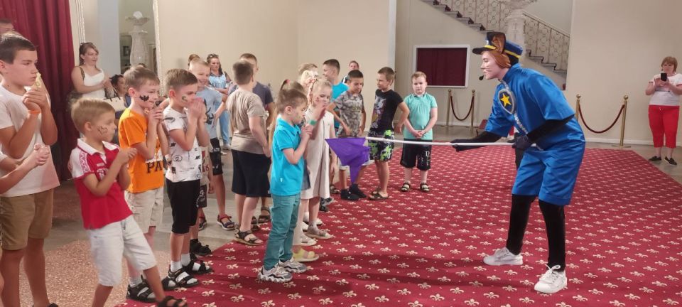 В ГБУ ДНР « Донецкий республиканский академический театр кукол» при содействии Управы Калининского внутригородского района Администрации городского округа Донецк было проведено мероприятие для детей из семей льготных... В ГБУ ДНР « Донецкий республиканский академический театр кукол» при содействии Управы Калининского внутригородского района Администрации городского округа Донецк было проведено мероприятие для детей из семей льготных...