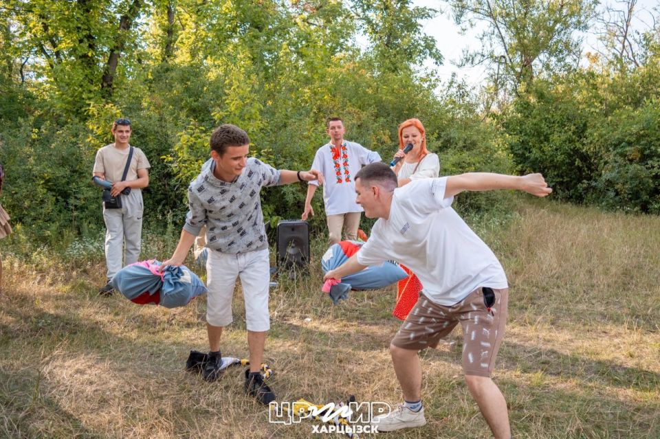 "На Купала солнце играло" - под таким названием вчера на площадках города творческими сотрудниками ХГДК совместно с представителями молодежных движений был организован праздник ко Дню Ивана Купала "На Купала солнце играло" - под таким названием вчера на площадках города творческими сотрудниками ХГДК совместно с представителями молодежных движений был организован праздник ко Дню Ивана Купала