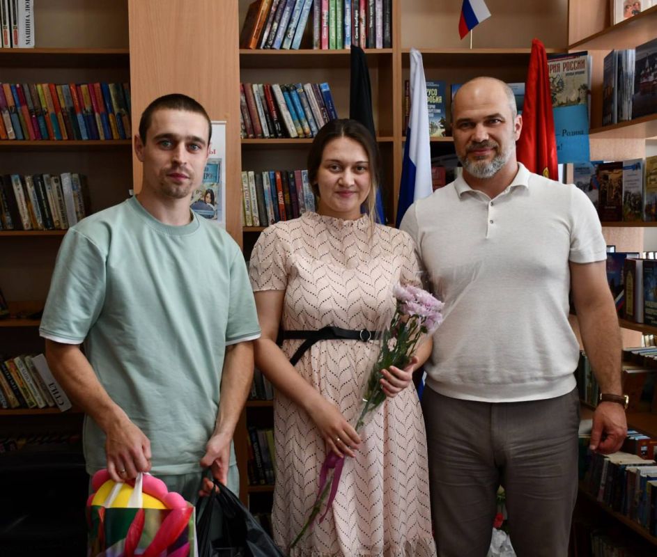 В рамках партийного проекта «Культура малой Родины» ко Дню семьи, любви и верности в центральной городской библиотеке прошла концертная программа" Ромашка на счастье" В рамках партийного проекта «Культура малой Родины» ко Дню семьи, любви и верности в центральной городской библиотеке прошла концертная программа" Ромашка на счастье"