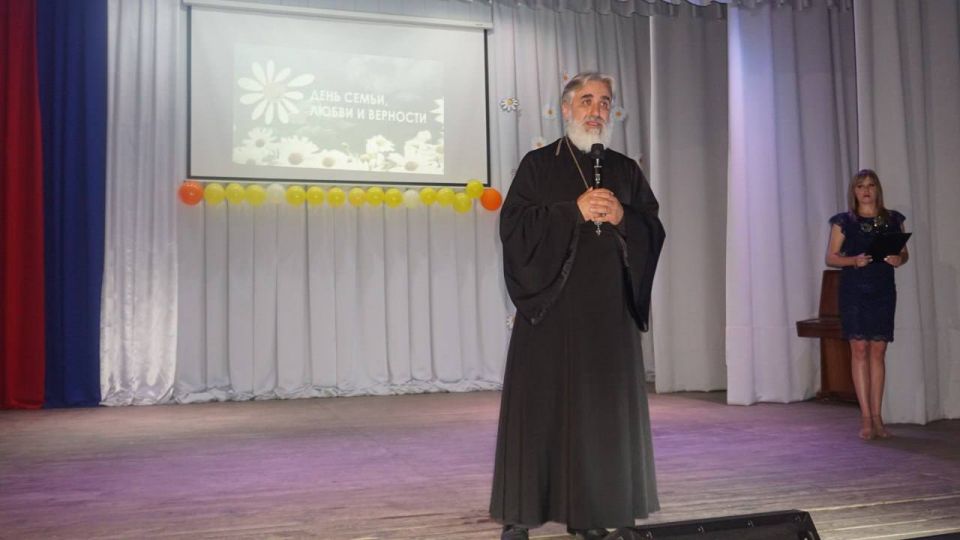 Торжественное мероприятие ко Дню семьи, любви и верности в Мангушском округе Торжественное мероприятие ко Дню семьи, любви и верности в Мангушском округе