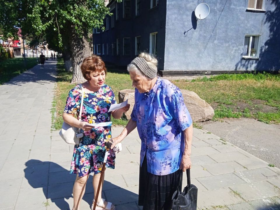 Виктория Жукова: 8 июля для жителей Харцызска Центральная городская модельная библиотека провела социальную уличную акцию «Дарите ромашки любимым», посвящённую самому тёплому и душевному празднику Виктория Жукова: 8 июля для жителей Харцызска Центральная городская модельная библиотека провела социальную уличную акцию «Дарите ромашки любимым», посвящённую самому тёплому и душевному празднику