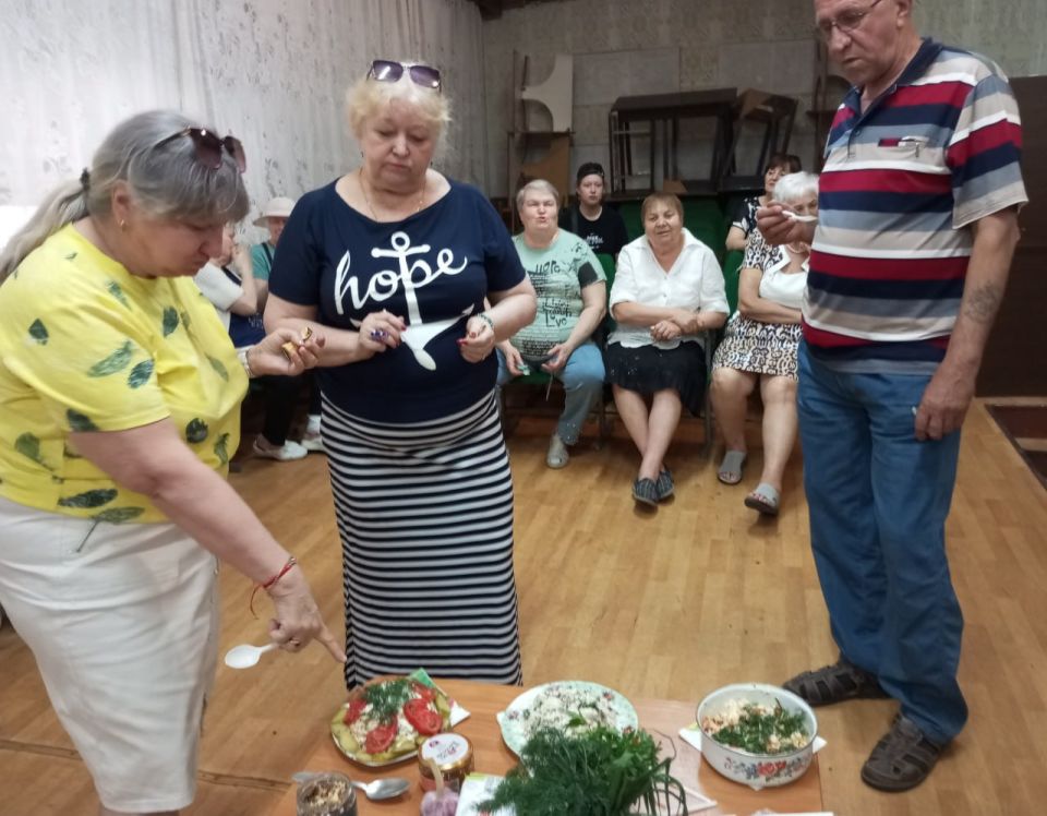 Создание для возрастной категории 60+ условий для активного времяпровождения, организации досуга, атмосферы духовности является одной из задач проекта «Старшее поколение» партии «Единая Россия» Создание для возрастной категории 60+ условий для активного времяпровождения, организации досуга, атмосферы духовности является одной из задач проекта «Старшее поколение» партии «Единая Россия»