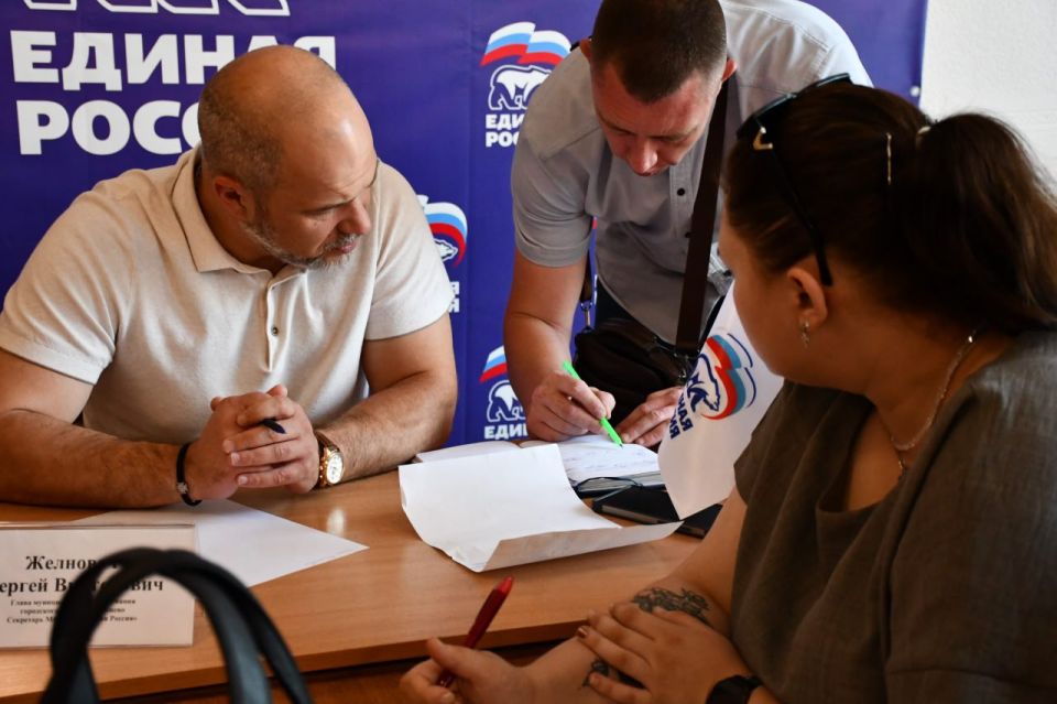 Сегодня, в общественной приемной Всероссийской политической партии «Единая Россия» глава муниципального образования городского округа Дебальцево, секретарь местного отделения Всероссийской политической партии «Единая Россия»... Сегодня, в общественной приемной Всероссийской политической партии «Единая Россия» глава муниципального образования городского округа Дебальцево, секретарь местного отделения Всероссийской политической партии «Единая Россия»...