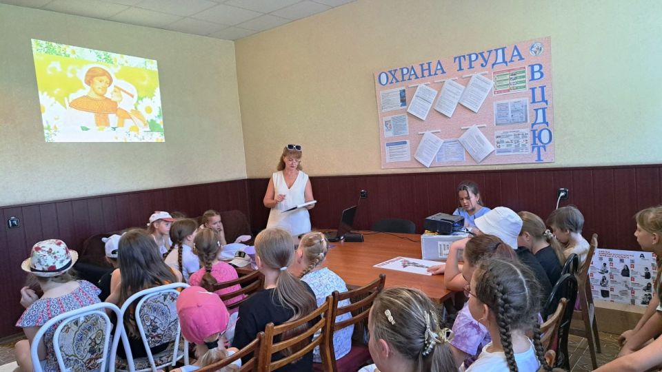Виктория Жукова: 8 июля сотрудники библиотеки для юных воспитанников ЦДЮТ провели беседу «Мы - одна семья» Виктория Жукова: 8 июля сотрудники библиотеки для юных воспитанников ЦДЮТ провели беседу «Мы - одна семья»