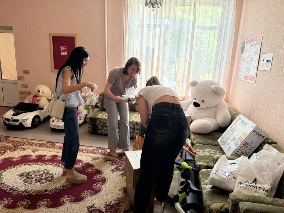 "Мысль о том, что кто-то меня любит, желает для меня лучшего и хочет мне помочь — поднимает мой дух." "Мысль о том, что кто-то меня любит, желает для меня лучшего и хочет мне помочь — поднимает мой дух."