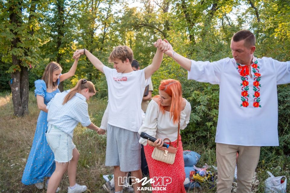 "На Купала солнце играло" - под таким названием вчера на площадках города творческими сотрудниками ХГДК совместно с представителями молодежных движений был организован праздник ко Дню Ивана Купала "На Купала солнце играло" - под таким названием вчера на площадках города творческими сотрудниками ХГДК совместно с представителями молодежных движений был организован праздник ко Дню Ивана Купала