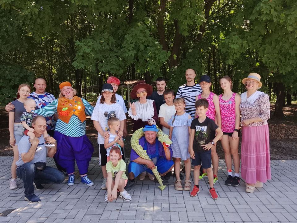 В День семьи, любви и верности многодетная семья городского округа Дебальцево приняла участие в акции «Парад колясок» В День семьи, любви и верности многодетная семья городского округа Дебальцево приняла участие в акции «Парад колясок»
