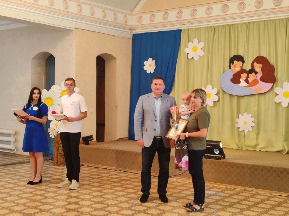 Игорь Лызов: На праздничном мероприятии, посвященном Дню семьи, любви и верности вручил грамоты за крепость семейных устоев, основанных на взаимной любви и верности, достойное воспитание детей семьям: супругам Бутко Борису... Игорь Лызов: На праздничном мероприятии, посвященном Дню семьи, любви и верности вручил грамоты за крепость семейных устоев, основанных на взаимной любви и верности, достойное воспитание детей семьям: супругам Бутко Борису...